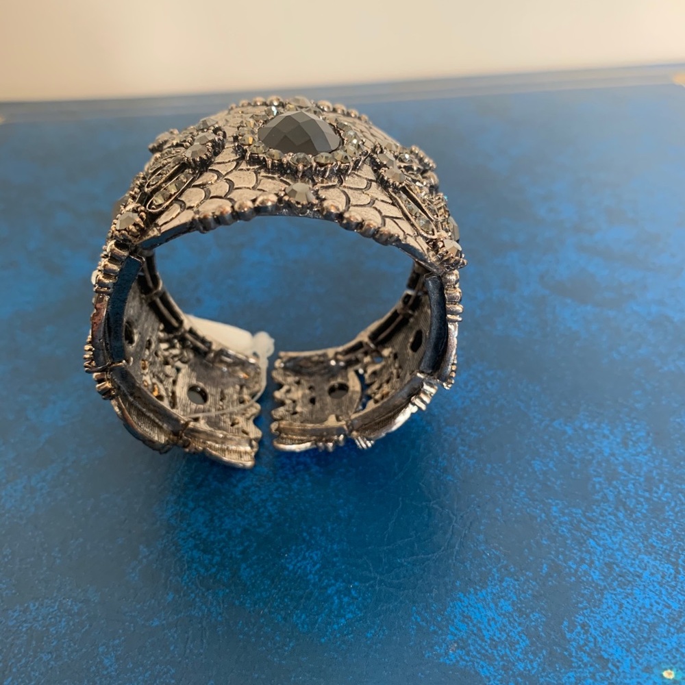 Cuff - Picture 2 of 7